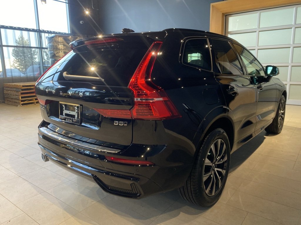 2025 Volvo XC60 B5 AWD Plus Dark Theme-4