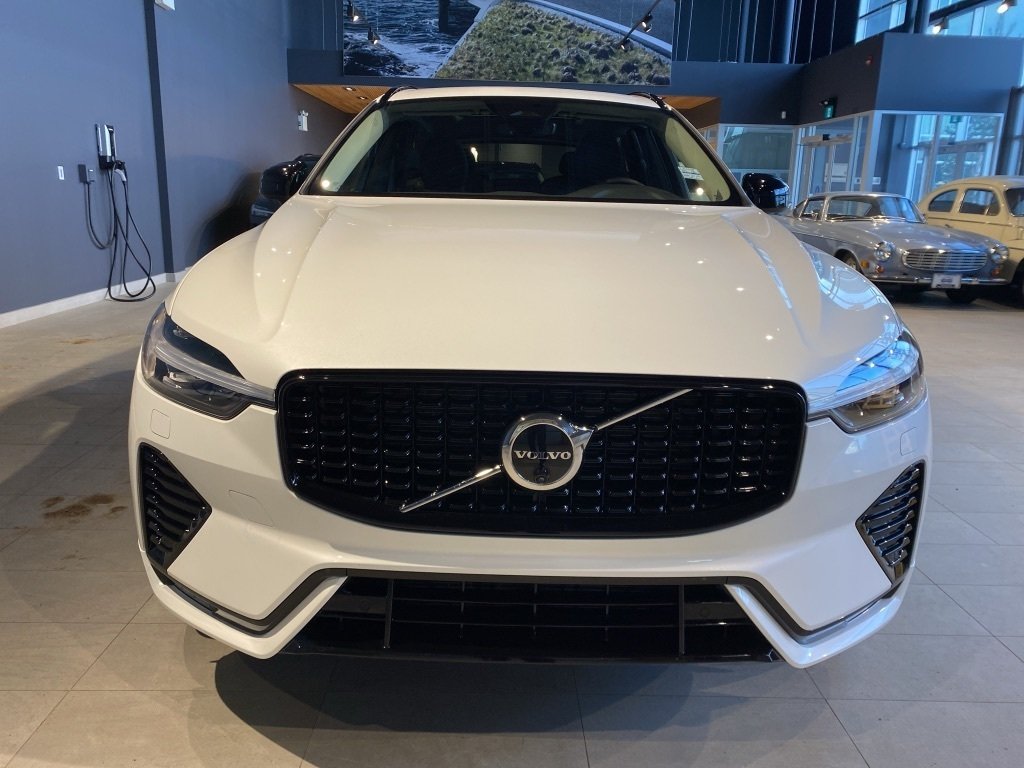 2025 Volvo XC60 B5 AWD Plus Dark Theme-7