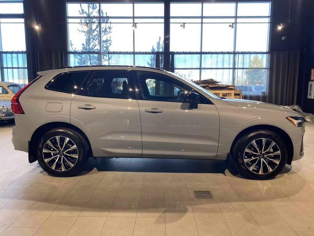 2025 Volvo XC60 B5 AWD Plus Dark Theme-5