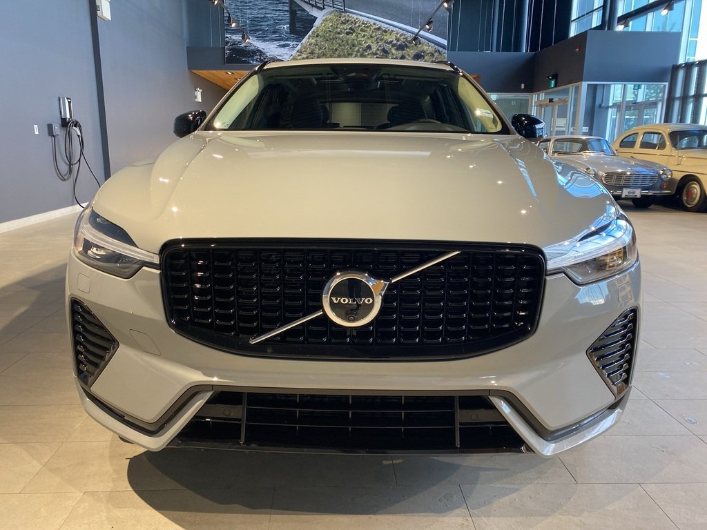 2025 Volvo XC60 B5 AWD Plus Dark Theme-7