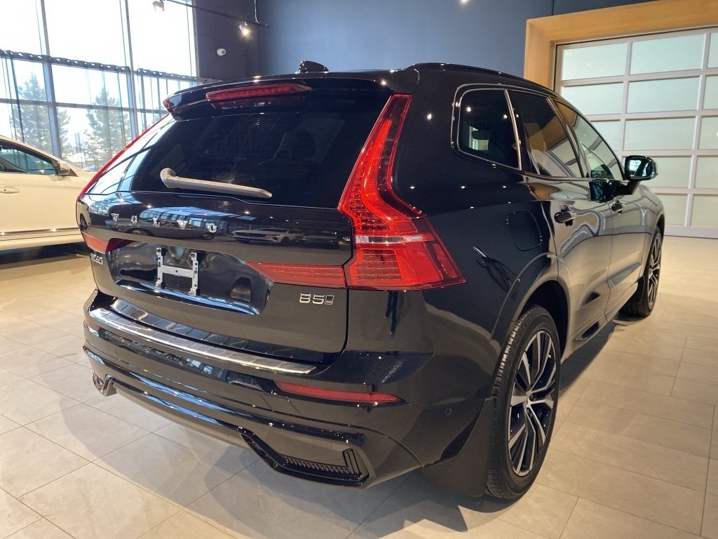 2025 Volvo XC60 B5 AWD Plus Dark Theme-4