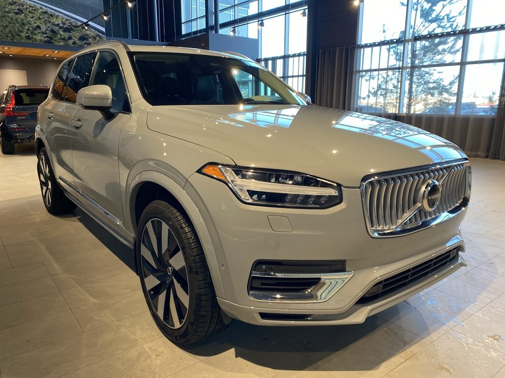 2025 Volvo XC90 Plug-In Hybrid T8 AWD Ultra Bright Theme 7-Seater-6
