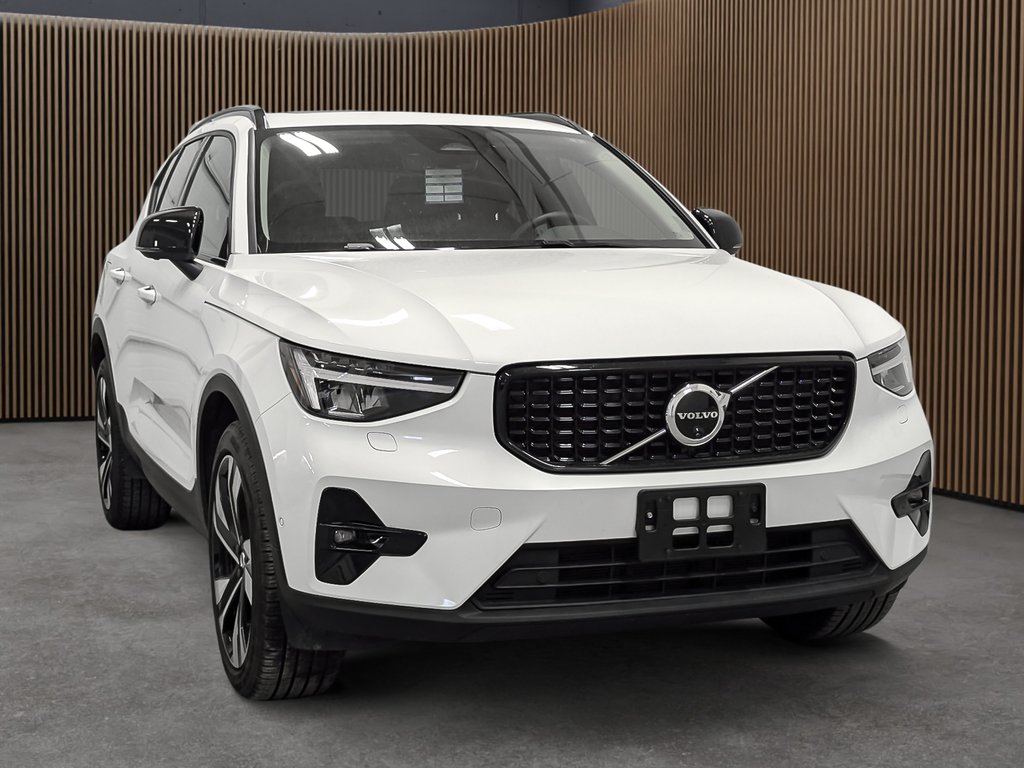 Volvo XC40 B5 AWD Plus Dark Theme 2025-2