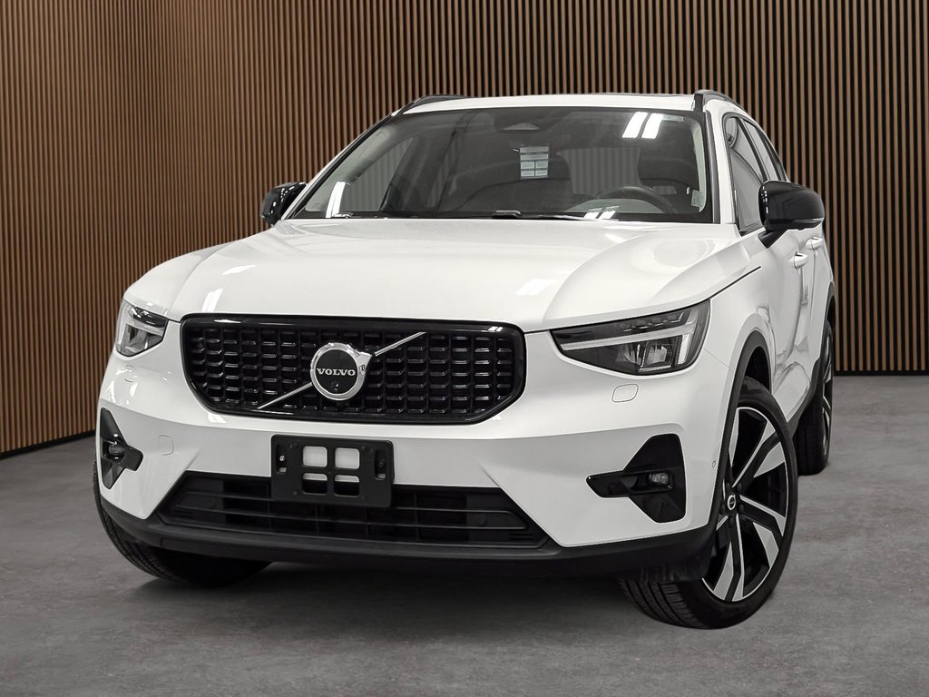 Volvo XC40 B5 AWD Plus Dark Theme 2025-0