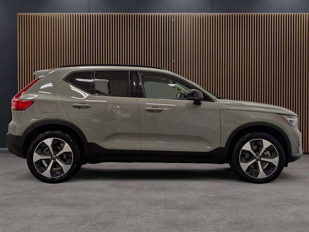 Volvo XC40 B5 AWD Plus Dark Theme 2025-5