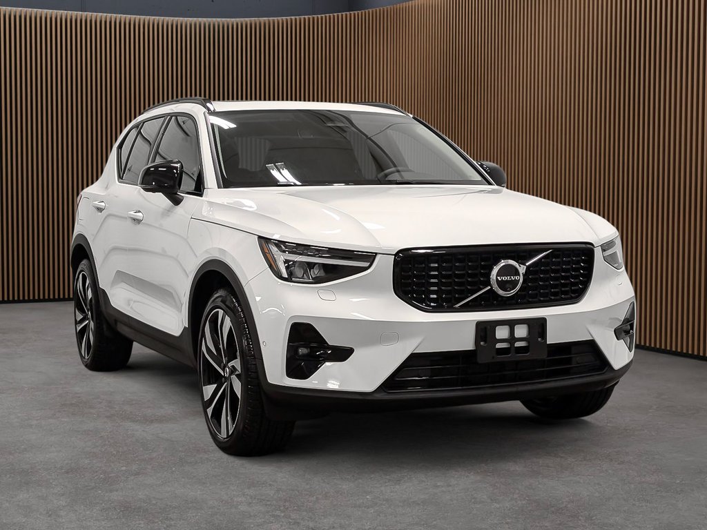 Volvo XC40 B5 AWD Plus Dark Theme 2025-2