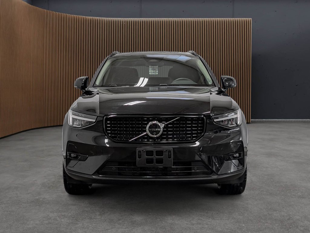 2025 Volvo XC40 B5 AWD Plus Dark Theme-2