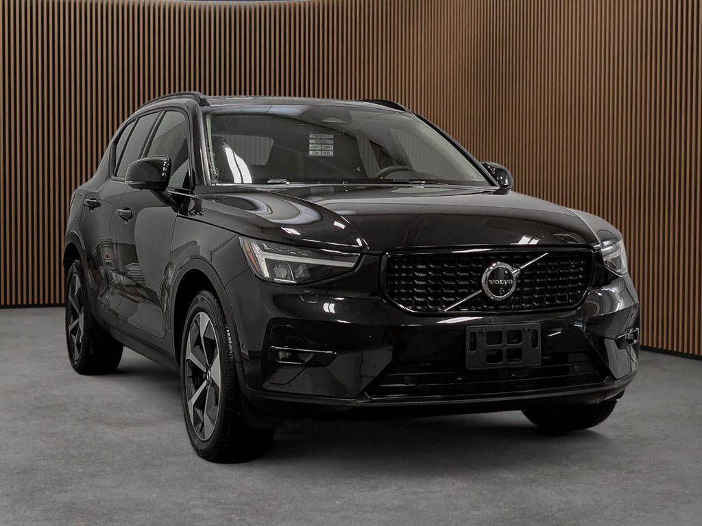 2025 Volvo XC40 B5 AWD Plus Dark Theme-3