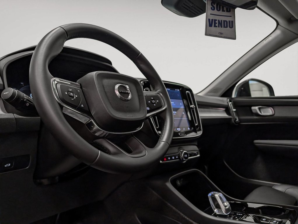 2025 Volvo XC40 B5 AWD Plus Dark Theme-4