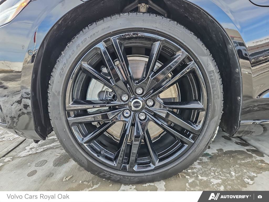 2025 Volvo S60 Plug-In Hybrid Ultra Black Edition-5