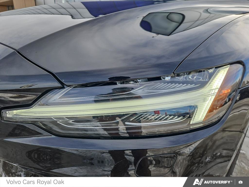 2025 Volvo S60 Plug-In Hybrid Ultra Black Edition-7