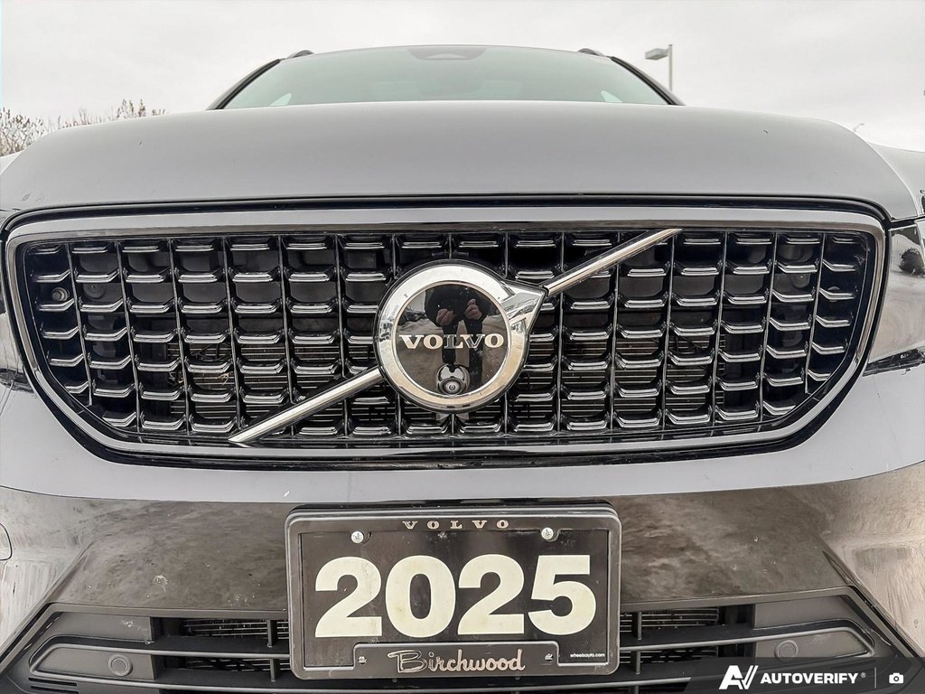 2025 Volvo XC40 Plus Dark Theme-5