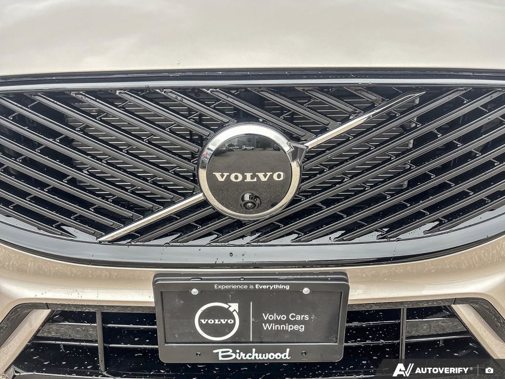 2026 Volvo XC60 Plug-In Hybrid Plus Dark Theme-6
