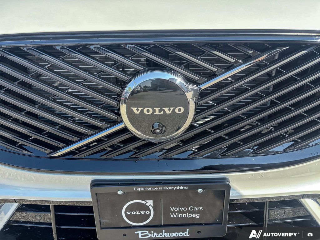 2026 Volvo XC60 Plug-In Hybrid Plus Dark Theme-6