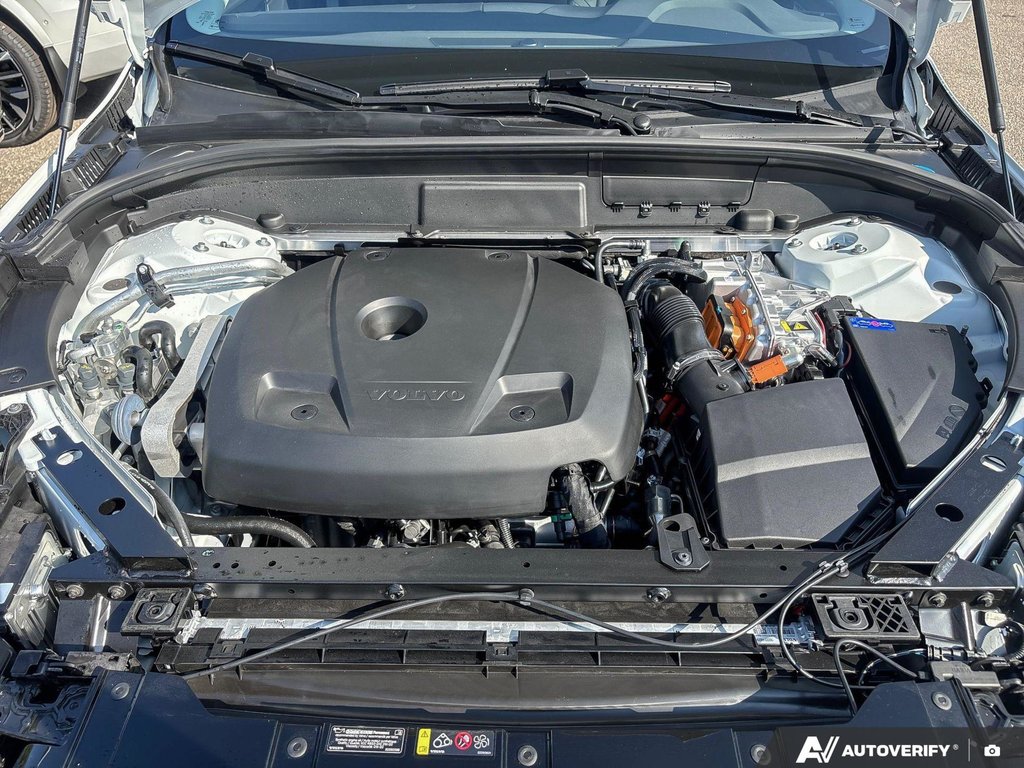 2026 Volvo XC60 Plug-In Hybrid Plus Dark Theme-7