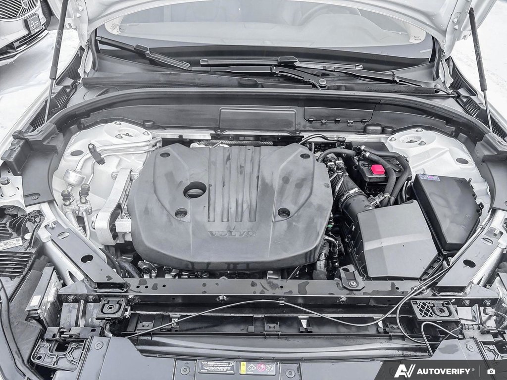 2025 Volvo XC60 Plus Dark Theme-7