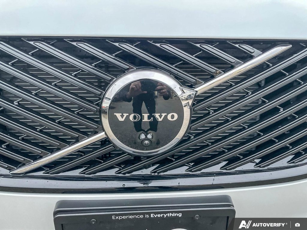 2026 Volvo XC90 Plug-In Hybrid Plus Dark Theme-6