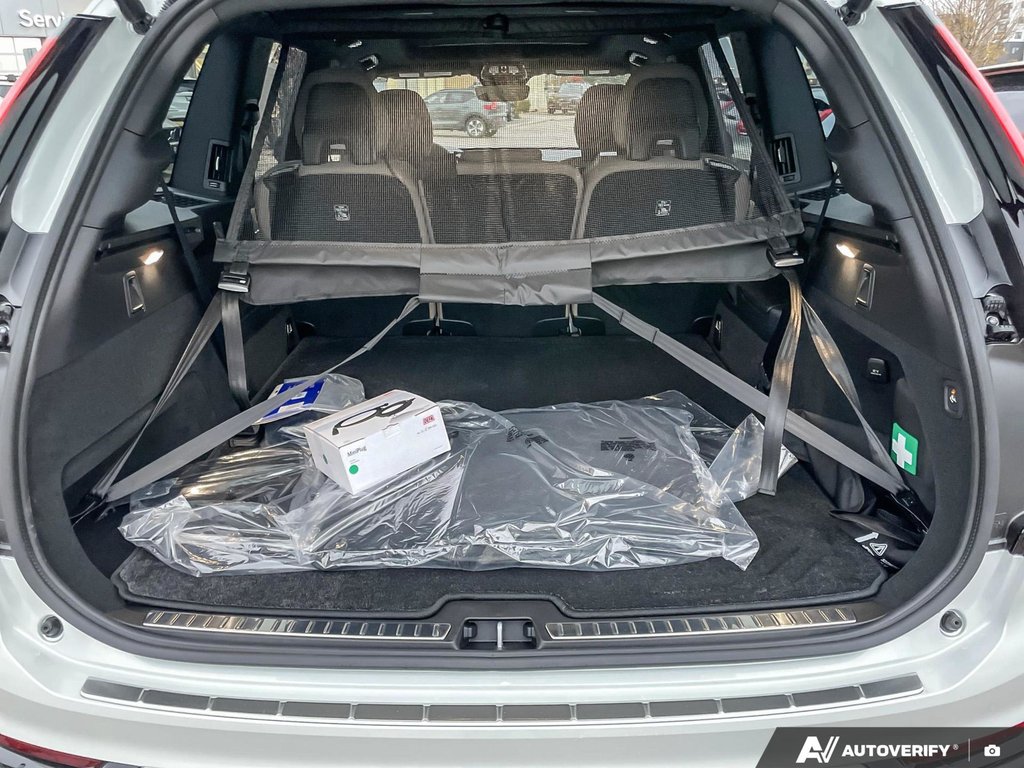 2026 Volvo XC90 Plug-In Hybrid Plus Dark Theme-7