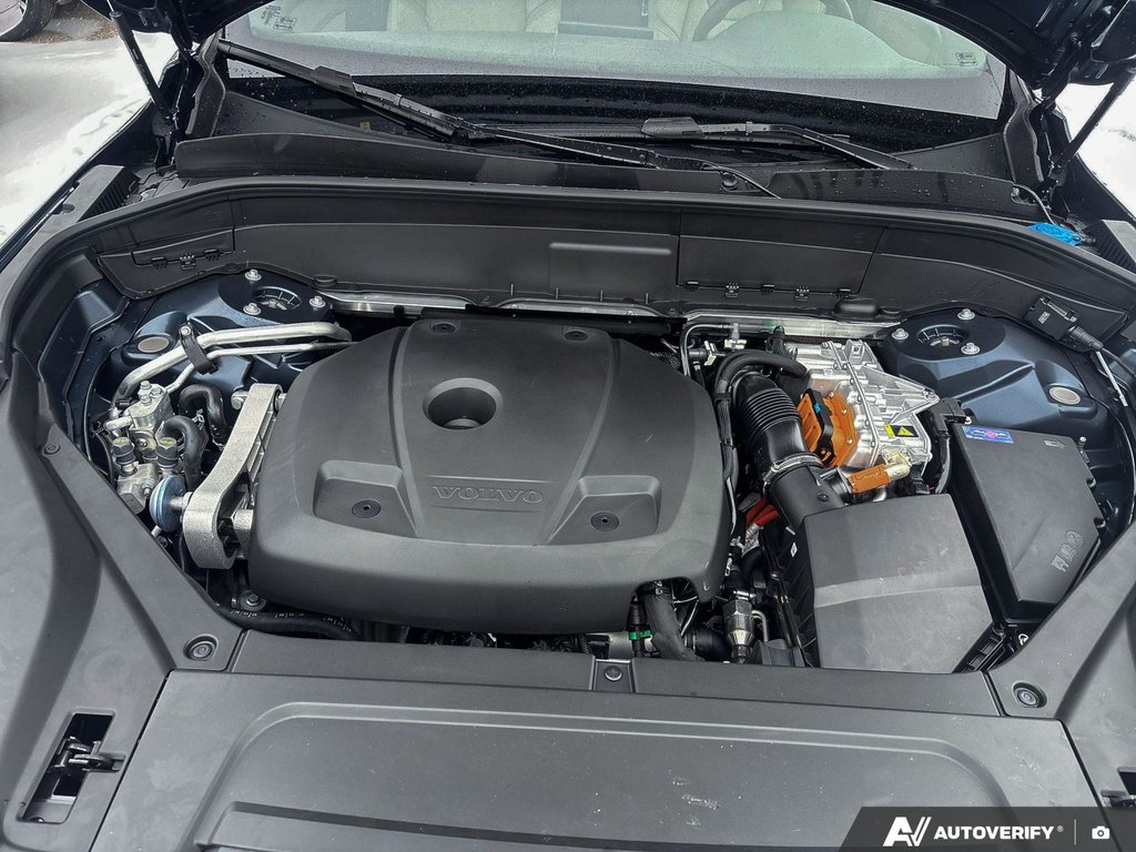 2026 Volvo XC90 Plug-In Hybrid Plus Dark Theme-6