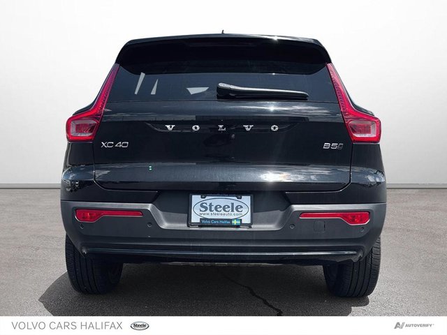 2025 Volvo XC40 Plus Dark Theme-4