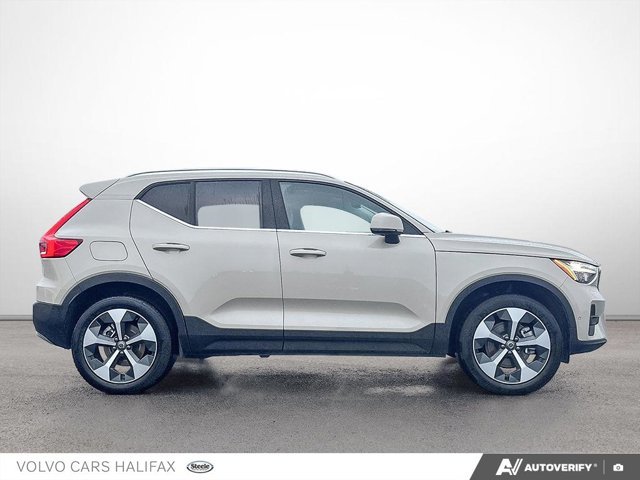 Volvo XC40 Plus Bright Theme 2025-2