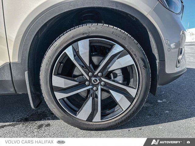 Volvo XC40 Plus Dark Theme 2025-5