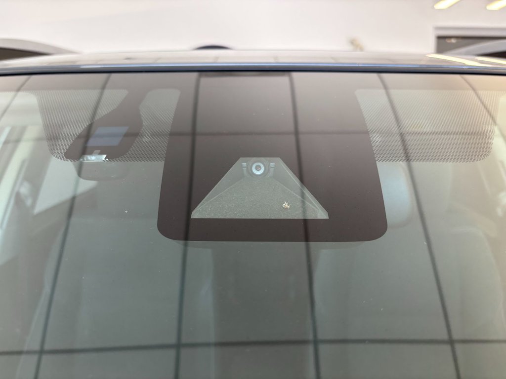 2018 Toyota RAV4 HYBRIDE XLE in Boucherville, Quebec - 6 - w1024h768px