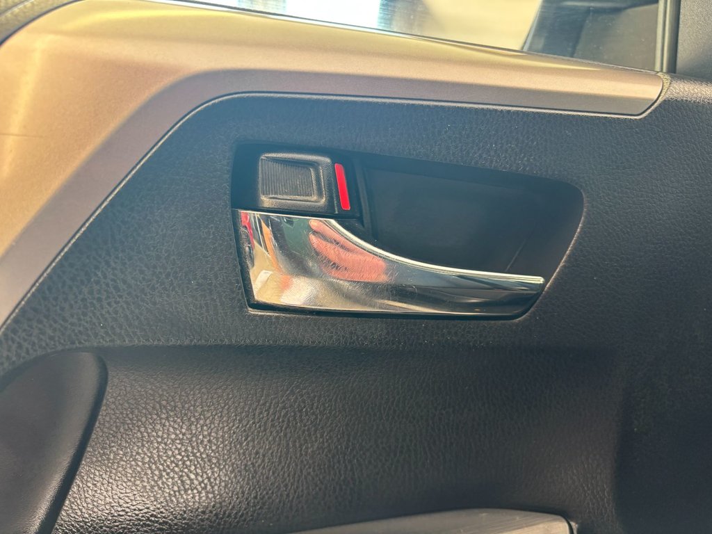 2018 Toyota RAV4 HYBRIDE XLE in Boucherville, Quebec - 12 - w1024h768px