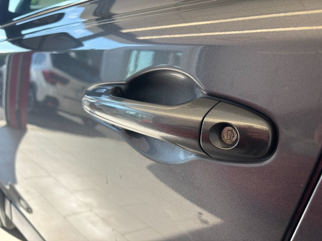 2018 Toyota RAV4 HYBRIDE XLE in Boucherville, Quebec - 8 - w1024h768px