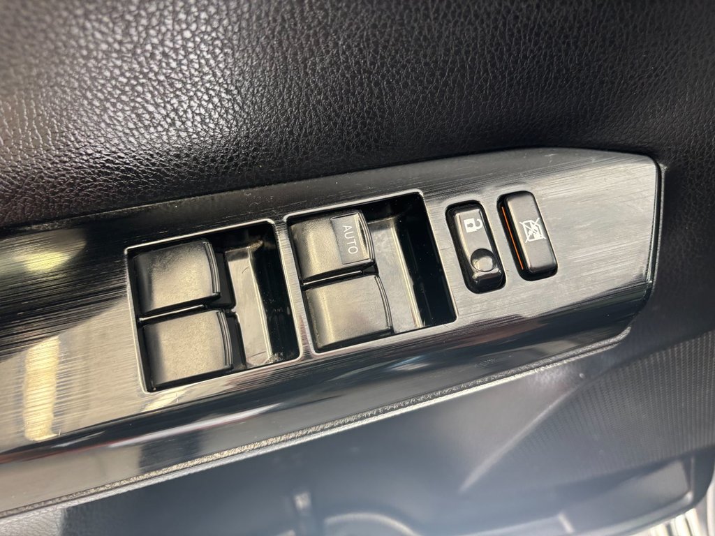 2018 Toyota RAV4 HYBRIDE XLE in Boucherville, Quebec - 11 - w1024h768px