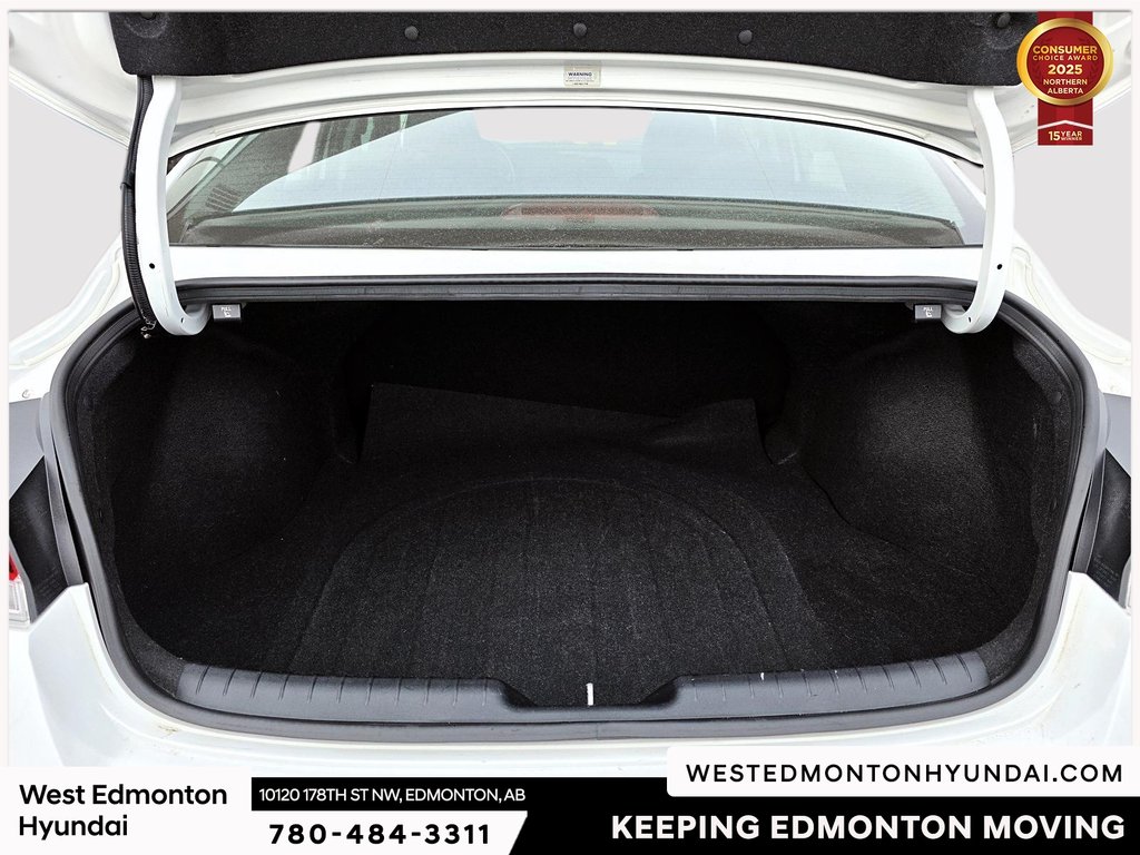 2022 Hyundai Elantra Preferred in Edmonton, Alberta - 8 - w1024h768px