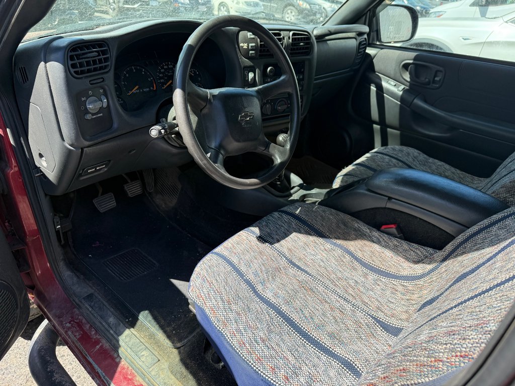 2005 Chevrolet Blazer LS 4WD in Kamloops, British Columbia - 6 - w1024h768px