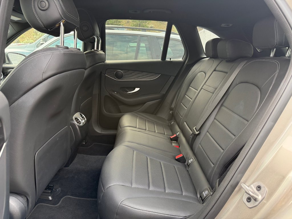 2022 Mercedes-Benz GLC300 4MATIC SUV in Kamloops, British Columbia - 7 - w1024h768px