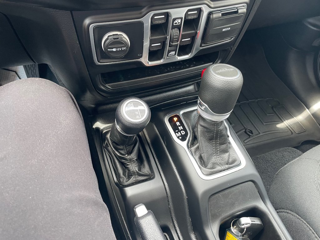 2021 Jeep Gladiator Black Appearance in Woodstock, Ontario - 10 - w1024h768px