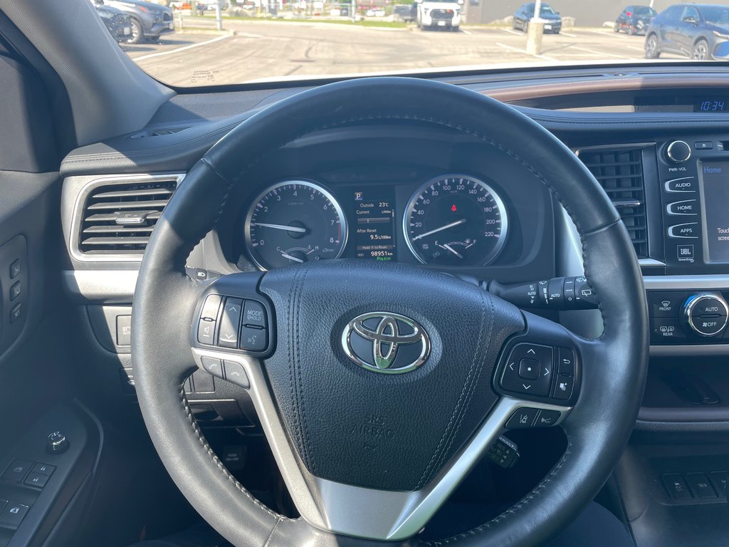 2018 Toyota Highlander Limited in Woodstock, Ontario - 10 - w1024h768px