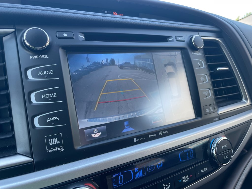 2018 Toyota Highlander Limited in Woodstock, Ontario - 14 - w1024h768px