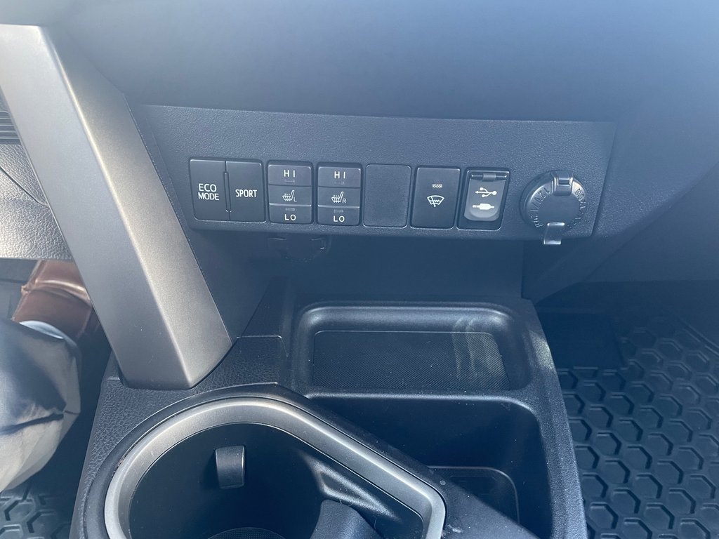 2016 Toyota RAV4 XLE in Woodstock, Ontario - 12 - w1024h768px