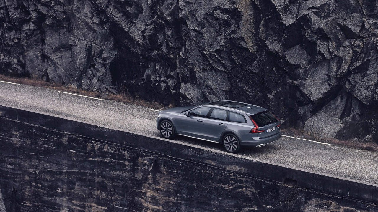 2024 Volvo V90 Cross Country: The Spacious Wagon That Swallows Your Road Trip Gear
