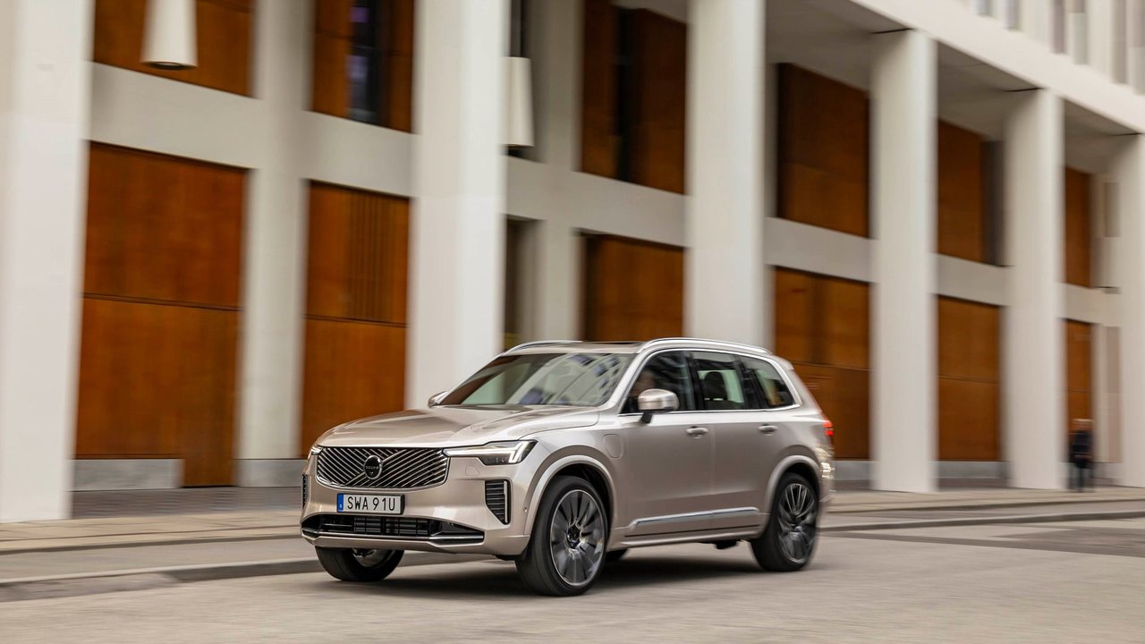Which 2026 Volvo XC90 Trims Add the 360° Camera and Full Park Assist?