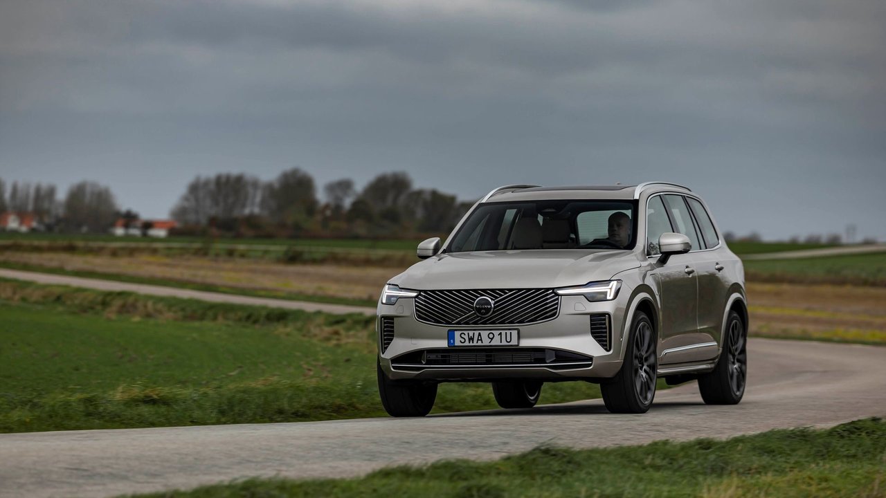 How the 2026 Volvo XC90 T8 Plug-In Hybrid Powertrain Combines a Four-Cylinder Engine and Electric Motor
