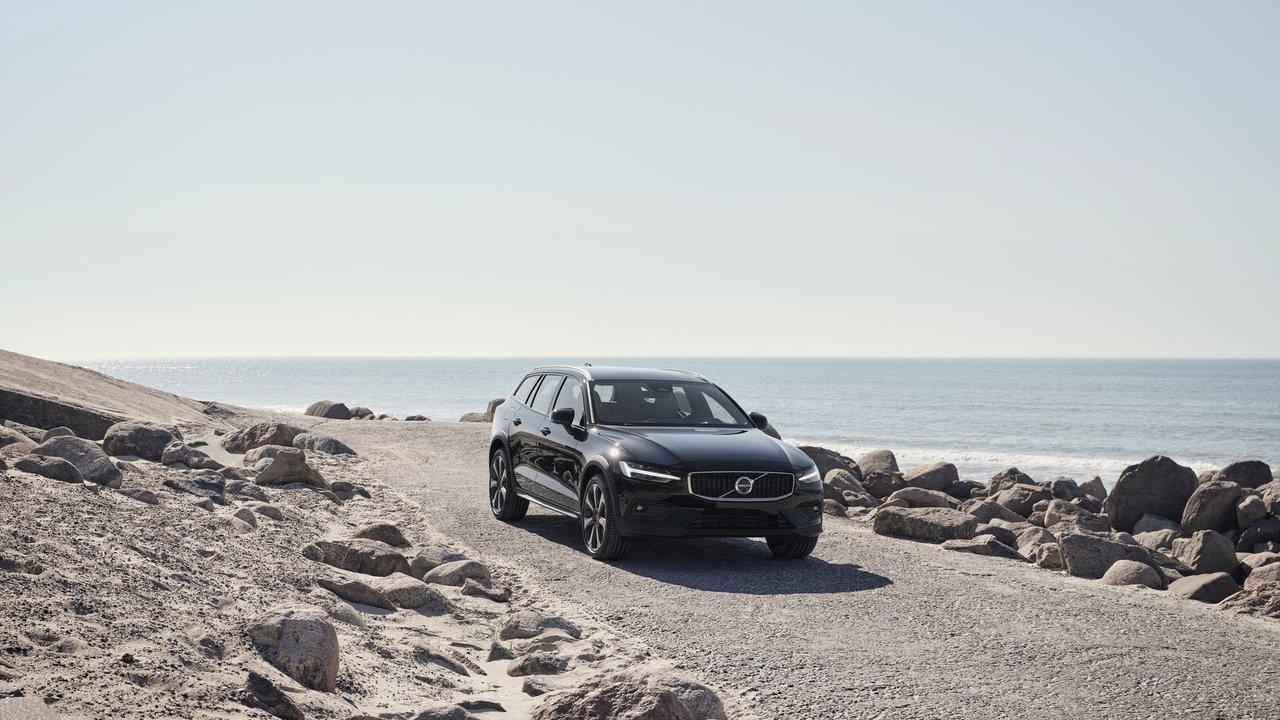 Can the 2026 Volvo V60 Cross Country’s Mild-Hybrid Powertrain Handle Long Summer Highway Drives?
