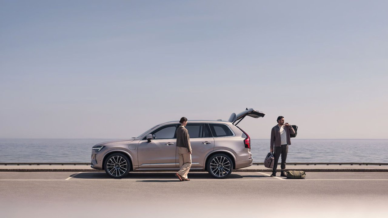 Planning an Ontario Fall Road Trip in Your Volvo XC90