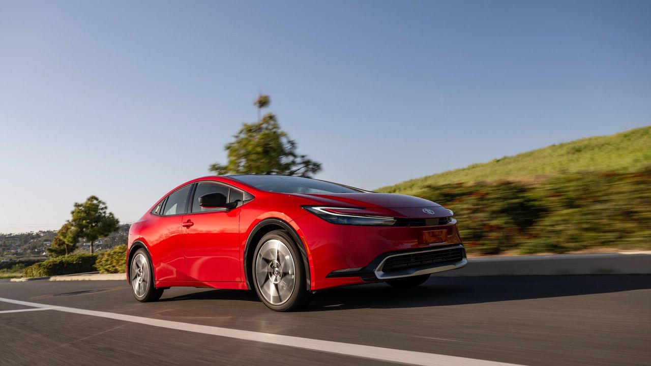 4,8 L/100 km, jusqu’à 851 km par plein : ce qu’offre le Toyota Prius Hybrid 2026