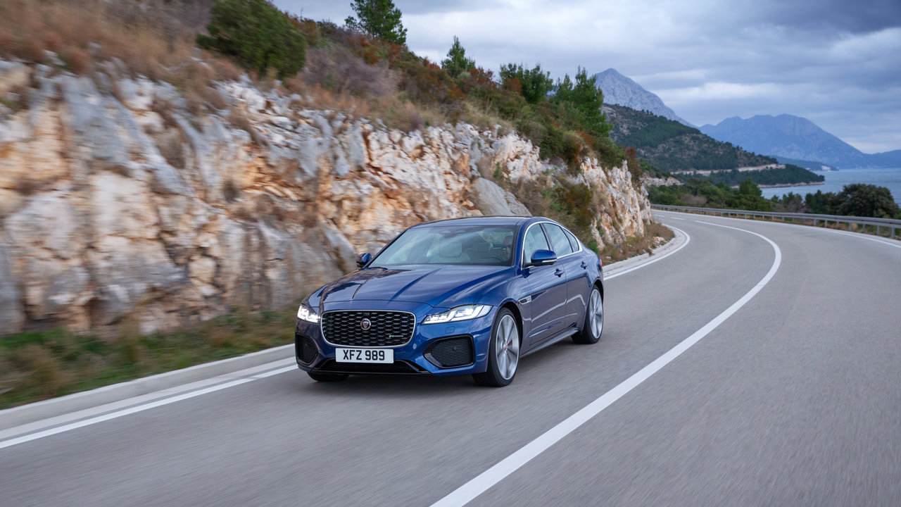 Le luxe en toute saison : composer un garage de deux voitures avec un Land Rover certifié d'occasion et un Jaguar d'occasion