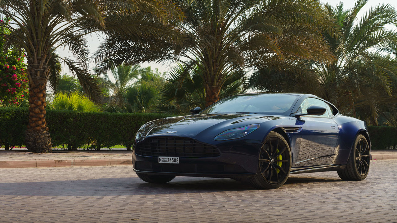 Une Aston Martin d’occasion en été : pourquoi la saison change tout à l’expérience