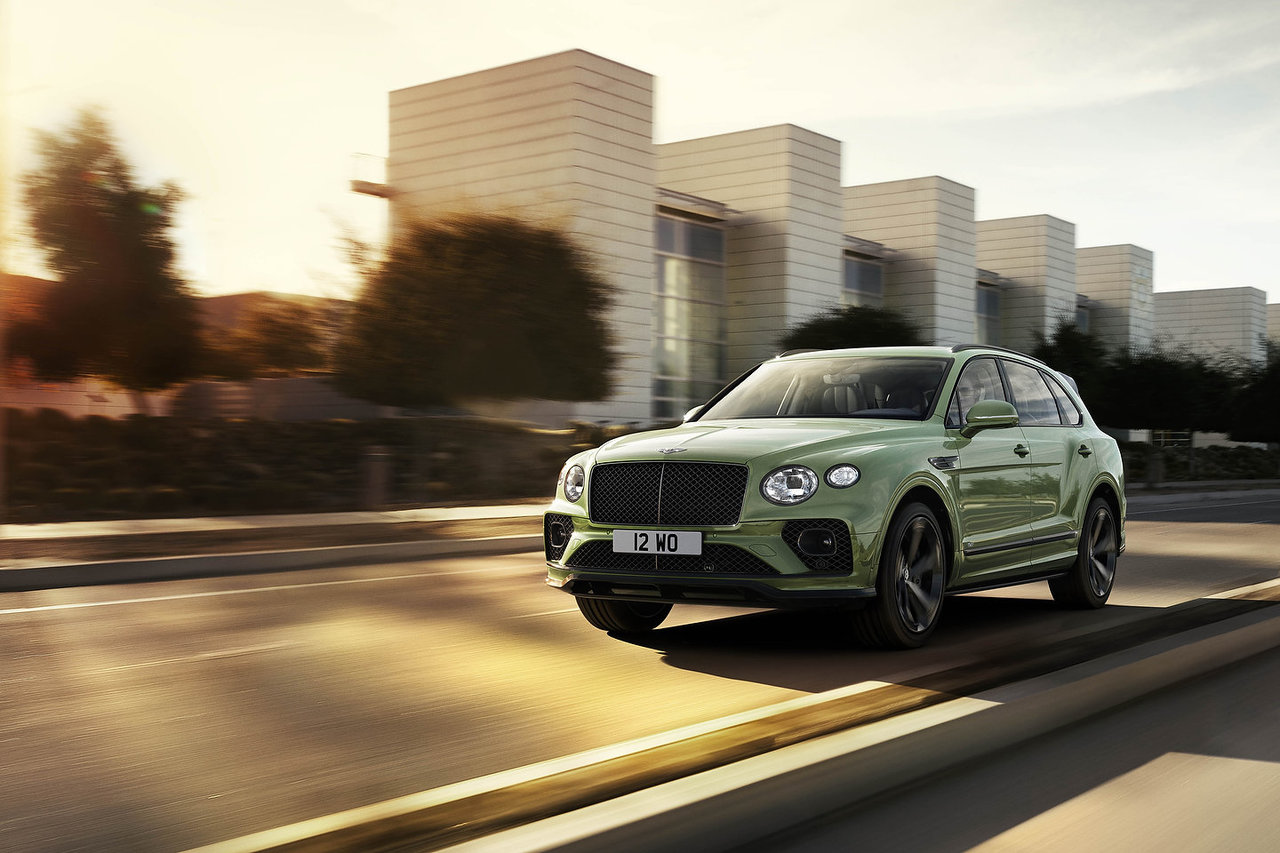 Le nouveau Bentley Bentayga vs Porsche Cayenne Turbo 2020