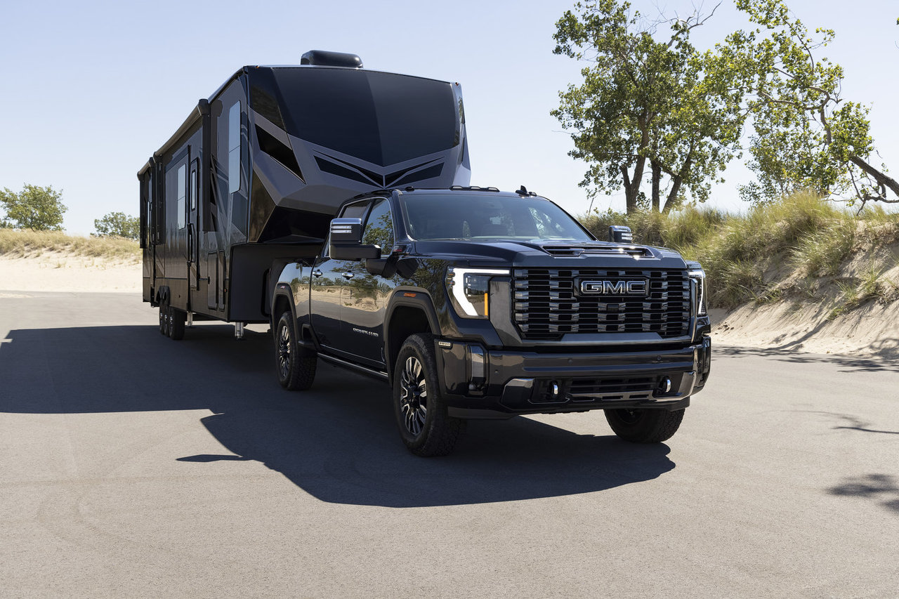 Silverado HD 2026 ou Sierra HD : 975 lb-pi Duramax contre 464 lb-pi V8 essence — lequel travaille vraiment pour vous ?