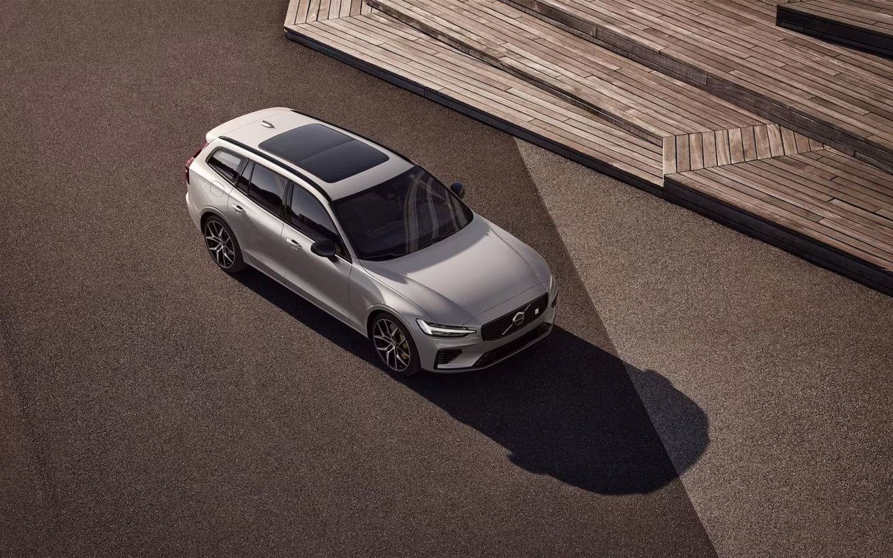 2024 Volvo V60 Recharge Plug-in Hybrid Wagon in Vancouver