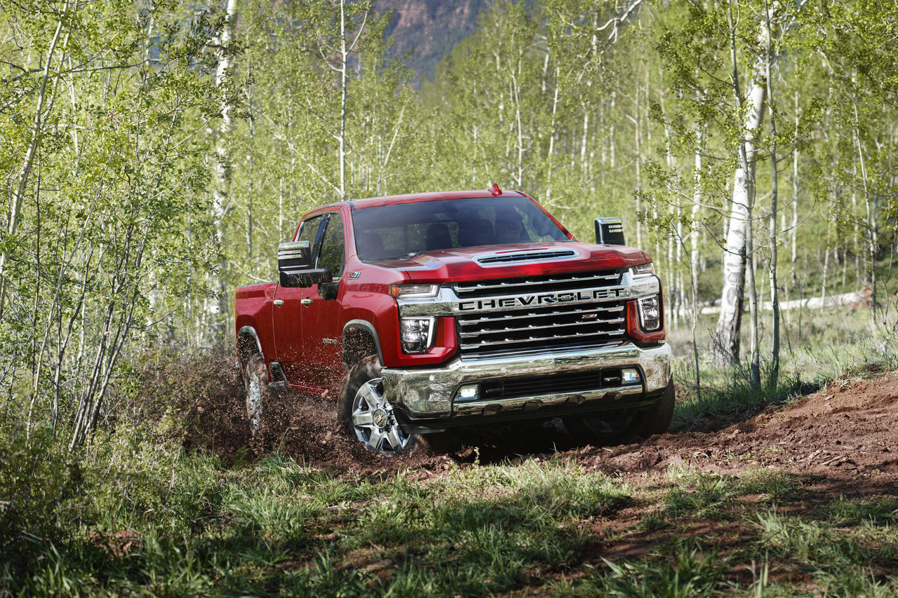 Chevrolet Silverado HD 2023 vs Ford Super Duty 2022 : une bataille de titans