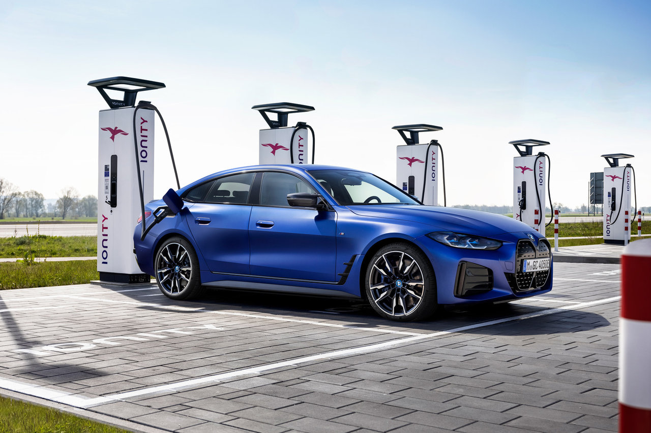 Quelles sont les principales différences entre la BMW i4 et le BMW iX